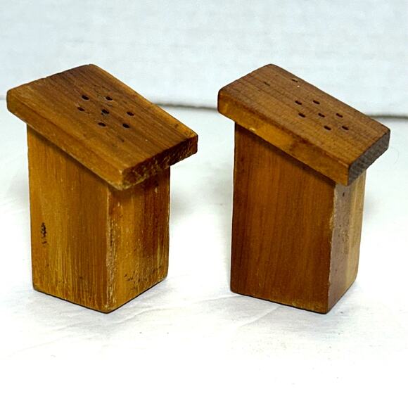 Vintage Ma and Pa Outhouse Salt and Pepper Shakers - Picture 4 of 7